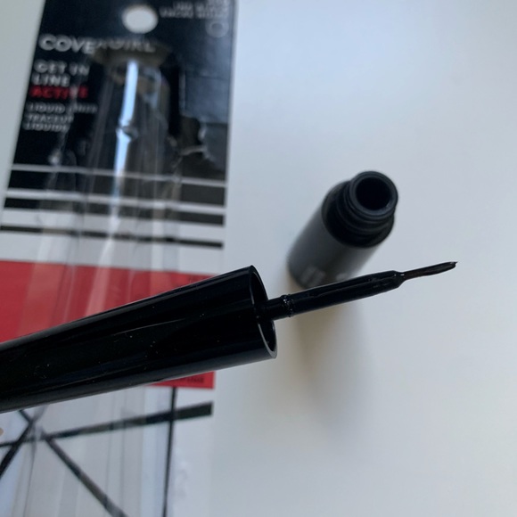 COVERGIRL Get in Line Active Eyeliner - Black - Picture 3 of 4